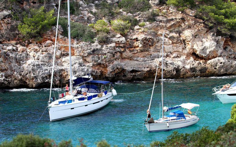 Boote, Segeln und Tauchen – Wassersport rund um Cala Pi