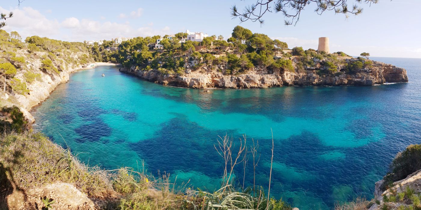Strand und Bucht: Baden in der kristallklaren Cala Pi