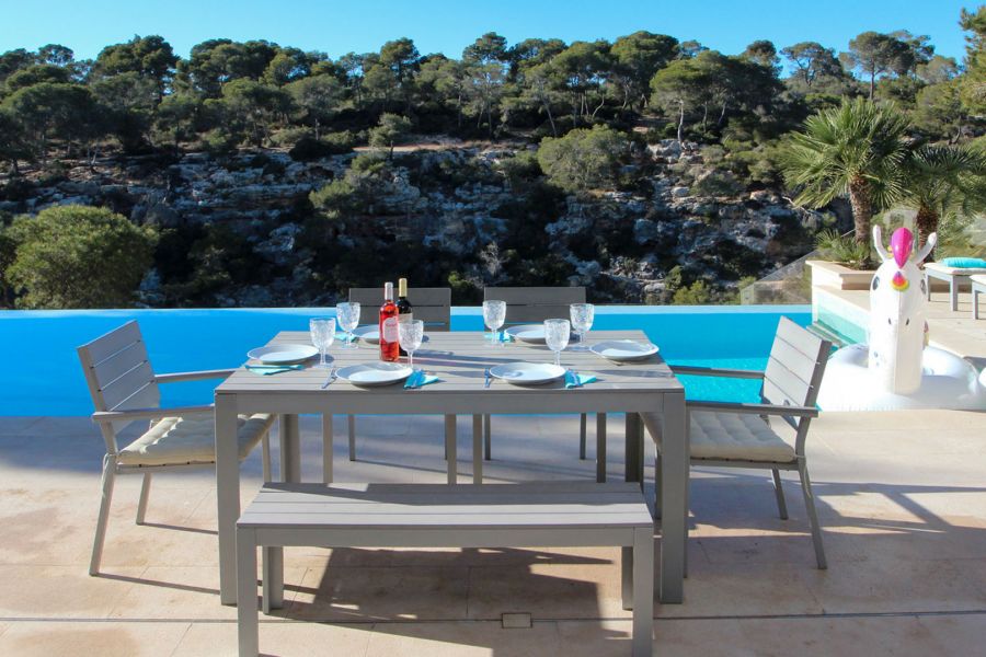 Infinity-Pool & Garten