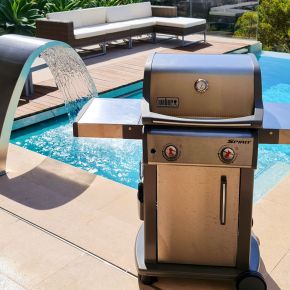 Weber Gasgrill auf der Poolterrasse