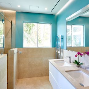 Badezimmer mit Regendusche