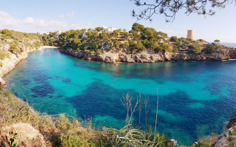 Strand und Bucht: Baden in der kristallklaren Cala Pi