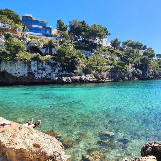 Direkt über der Bucht von Cala Pi