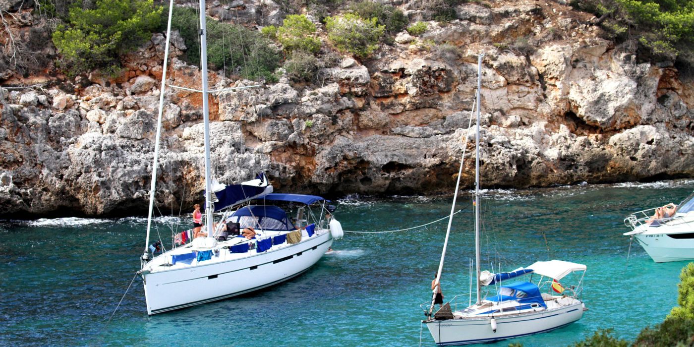 Boote, Segeln und Tauchen – Wassersport rund um Cala Pi