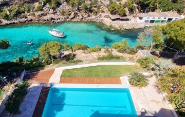 80°-Panoramablick von der Klippe über die Bucht von Cala Pi bis zum offenen Horizont.