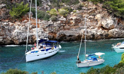 Boote, Segeln und Tauchen – Wassersport rund um Cala Pi