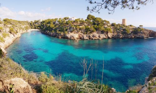 Strand und Bucht: Baden in der kristallklaren Cala Pi