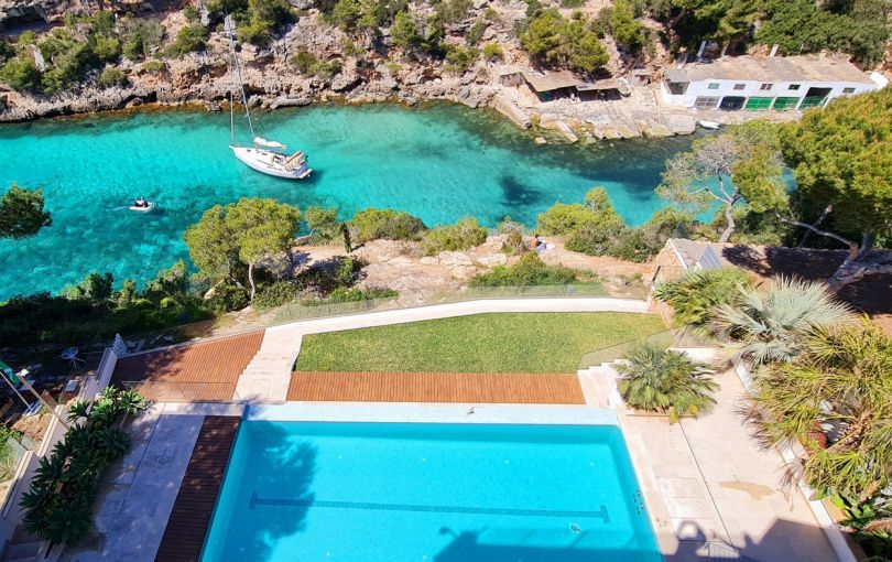 80°-Panoramablick von der Klippe über die Bucht von Cala Pi bis zum offenen Horizont.