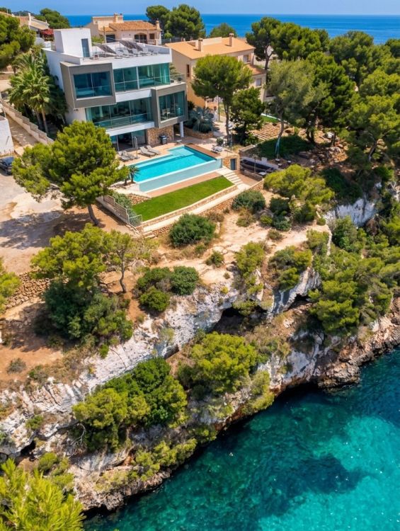 Luxusvilla The Crystal Bay mit Blick auf die türkisfarbene Bucht von Cala Pi